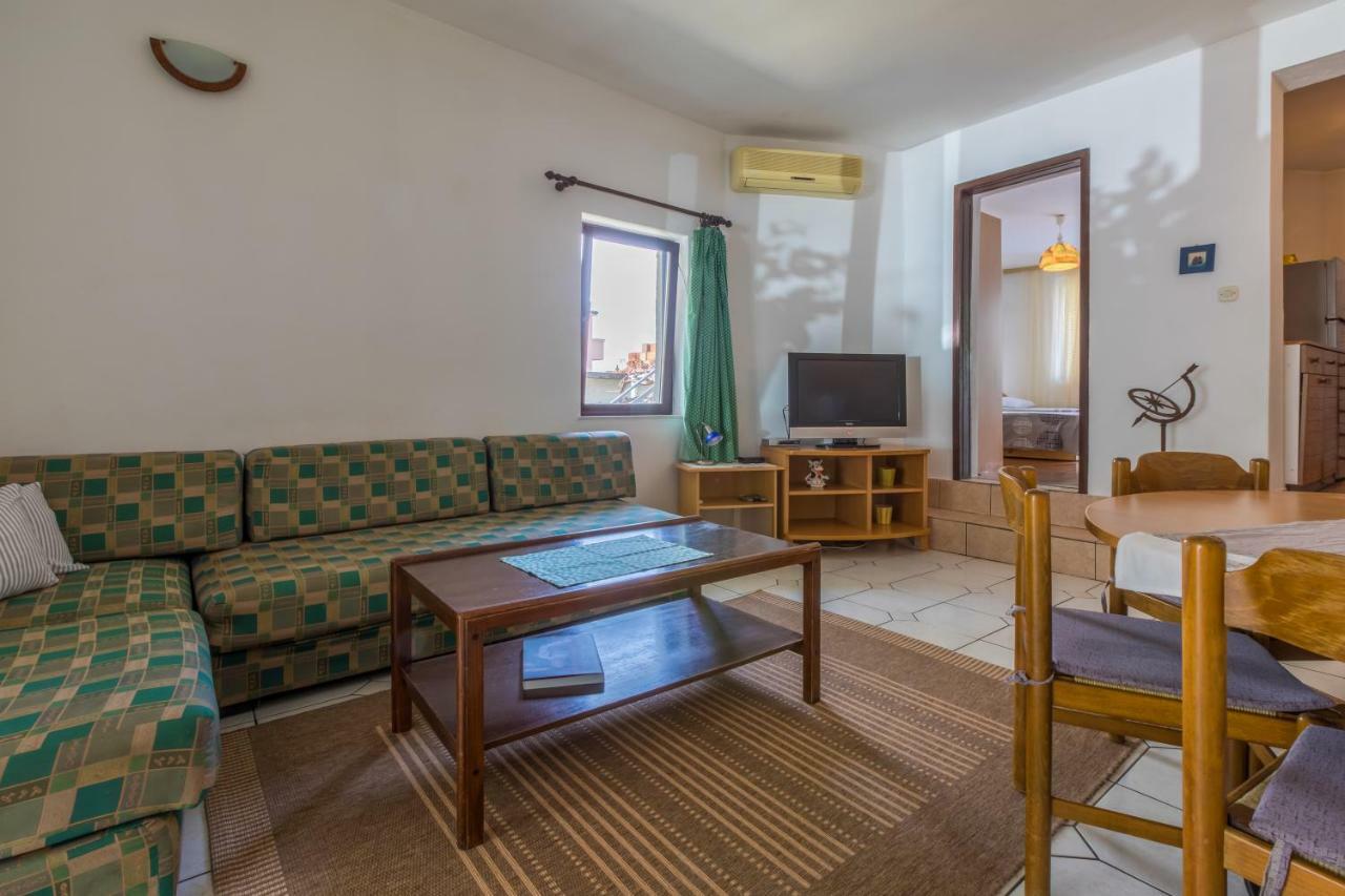 Apartment Dom Jadranovo Buitenkant foto